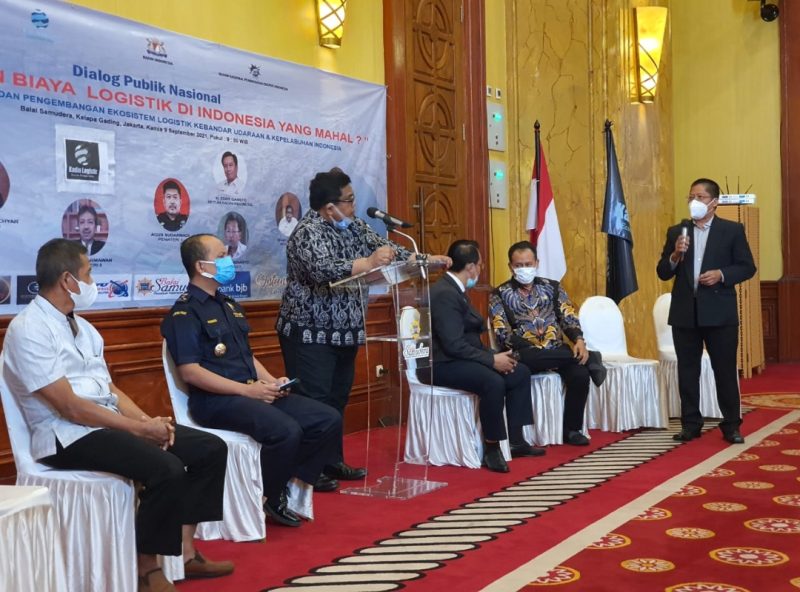 Acara pelantikan Kadin Logistik juga diisi dengan Dialog Publik Nasional yang mengangkat tema 'Ada Apa Dengan Biaya Logistik di Indonesia Yang Mahal ?'