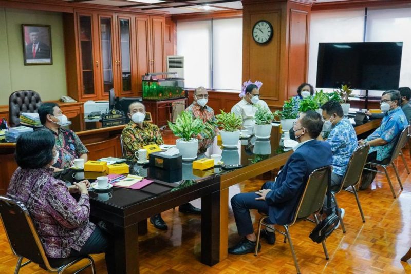 Menteri LHK Siti Nurbaya dengan Ketua Panitia Peringatan HPN 2022 saat berdiskusi berkaitan dengan agenda Peringatan HPN 2022 di Sulawesi Tenggara, Jumat (10/9)