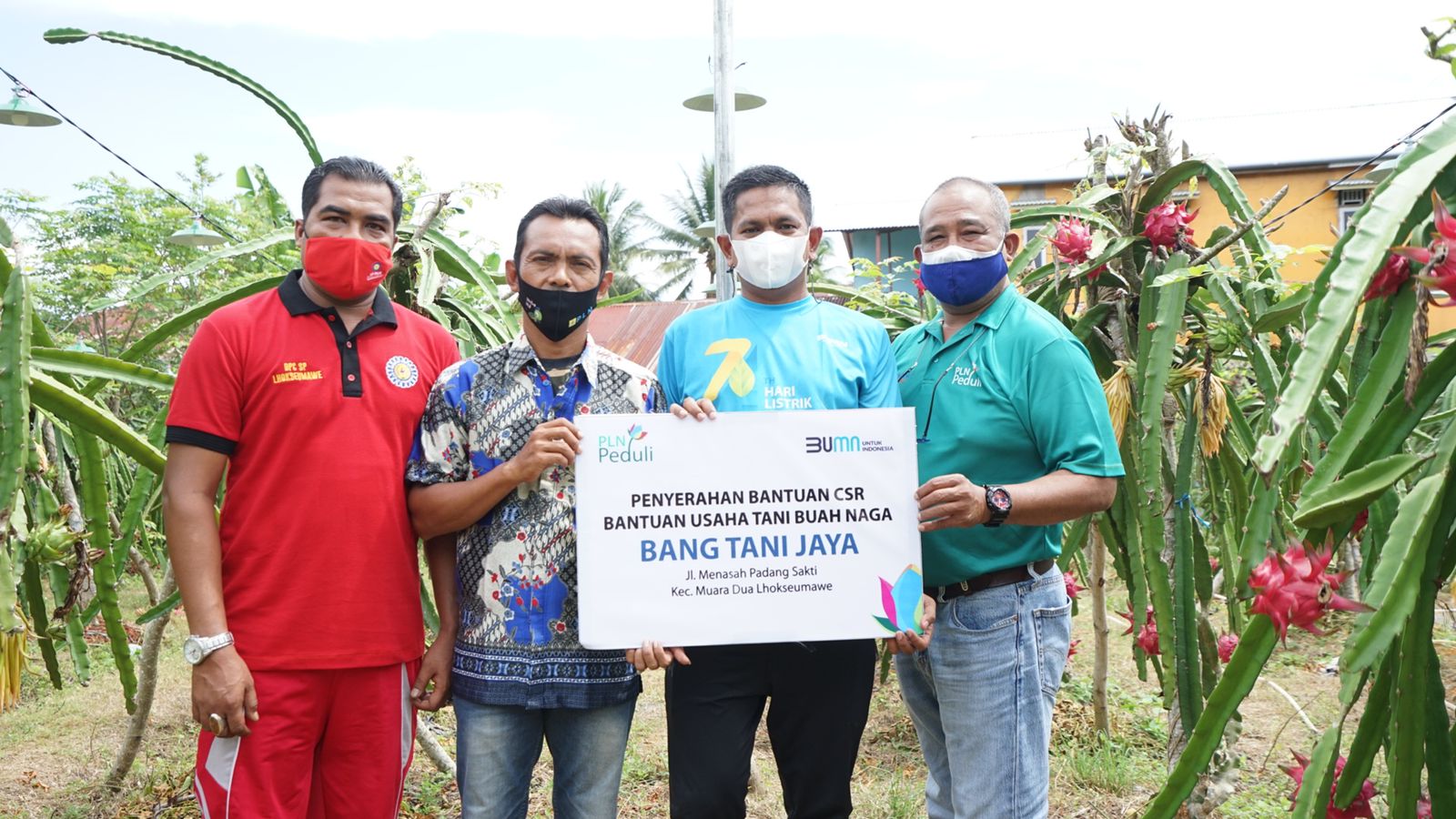 General Manager PLN Unit Induk Wilayah (UIW) Aceh, Abdul Mukhlis berikan bantuan untuk meningkatkan kesejahteraan para petani, terutama di kala pandemi COVID-19 yang belum mereda.