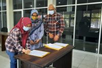 Penandatanganan Memorandum of Understanding (MoU) bersama tiga mahasiswa yang menerima beasiswa Program Magister Ilmu Komunikasi Stisipol Candradimuka Palembang