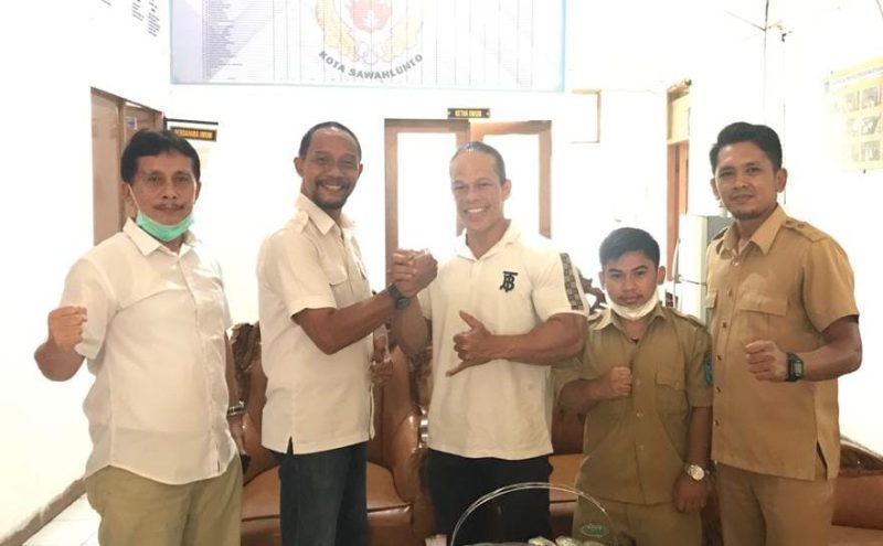 Atlet binaraga asal kota Sawahlunto, Yani Muswar atau Iwan Samurai bertekad raih medali emas di Pekan Olahraga Nasional (PON) XX di Papua.