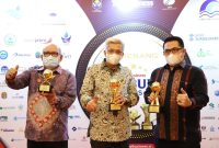 Wakil Gubernur Mawardi Yahya saat menerima Penghargaan Top BUMD Awards 2021 kategori Top Pembina BUMD terbaik untuk Gubernur Sumsel H Herman Deru, Jumat (10/9) malam di Hotel Raffles Jakarta