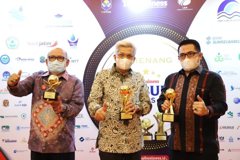 Wakil Gubernur Mawardi Yahya saat menerima Penghargaan Top BUMD Awards 2021 kategori Top Pembina BUMD terbaik untuk Gubernur Sumsel H Herman Deru, Jumat (10/9) malam di Hotel Raffles  Jakarta