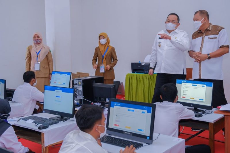 Hari pertama tes PPPK, Bupati Muba Dr H Dodi Reza Alex Noerdin Lic Econ MBA didampingi Sekretaris Daerah Kabupaten Muba Drs H Apriyadi MSi, Asisten Bidang Administrasi Umum Setda Muba Sunaryo SSTP MM, Kepala BKPSDM Muba Endang Dwi Astuti SE MSi, Kepala Disdikbud Muba Musni Wijaya SSos MSi dan Kepala Dinas Kesehatan Kabupaten Muba dr Azmi Darismansyah MARS meninjau langsung lokasi tes PPPK di SMA Negeri 1 Sekayu.