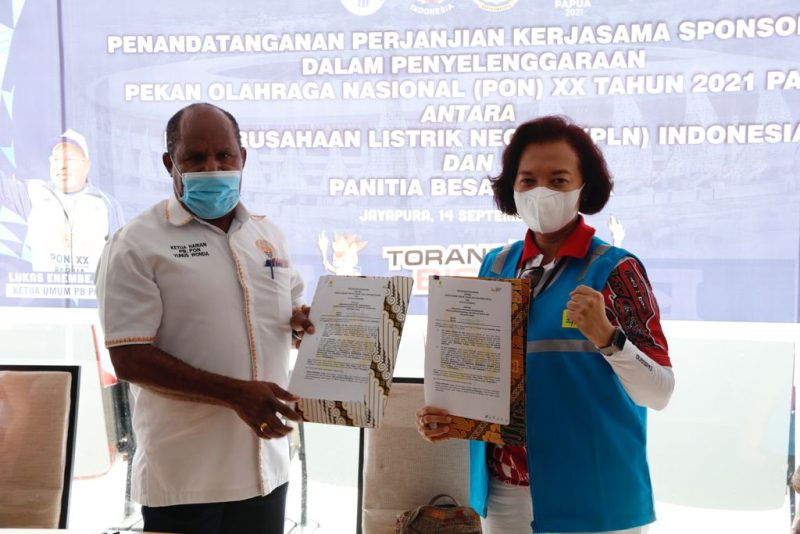 Direktur Manajemen Sumber Daya Manusia PLN, Syofvi Felienty Roekman (kanan) dan Ketua Harian PB PON, Yunus Wonda (kiri) saat melakukan penandatanganan perjanjian sponsorship penyelenggaraan PON XX Papua, Selasa (14/09).