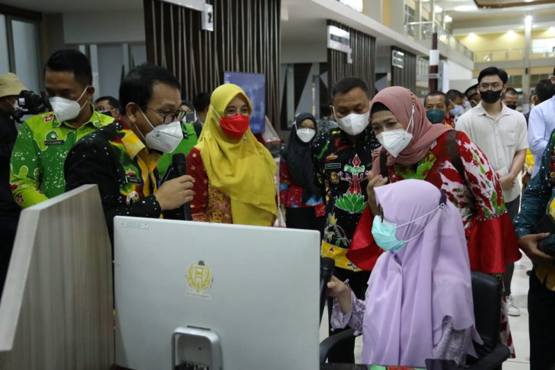 Kedatangan tiga pejabat Metro Lampung, Walikota Metro dr H Wahdi Siradjuddin SpoG (K) didampingi Wakil Walikota Drs H Qomaru Zaman MA beserta Sekertaris Daerah kota Palembang Ir Bangkit Haryo Utomo MT berkunjung ke Mall Pelayanan Publik Palembang.