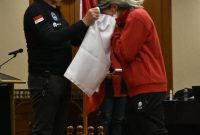 Kapten Timnas Wanita Indonesia, Zahra Musdalifah saat mencium bendera merah putih di hadapan Ketua Umum PSSI Mochamad Iriawan
