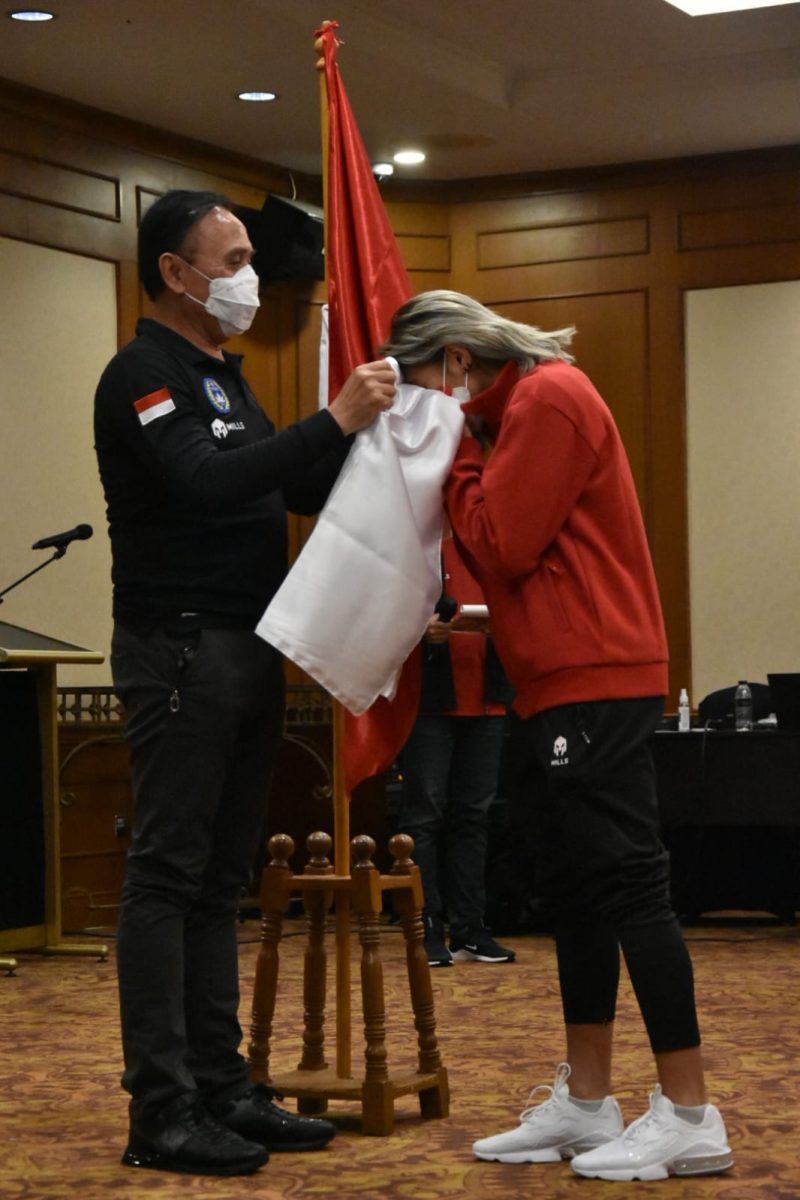 Kapten Timnas Wanita Indonesia, Zahra Musdalifah saat mencium bendera merah putih di hadapan Ketua Umum PSSI Mochamad Iriawan