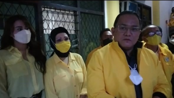Ketua DPD Partai Golkar Sumsel H Dodi Reza Alex Noerdin usai memimpin rapat Pleno di Aula DPD Golkar Sumsel, jalan Aerobik POM IX, Minggu [19/9].
