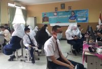 Upaya mendukung akselerasi atau percepatan program Vaksinasi pelajar, SMP Negeri 1 Palembang menggelar vaksinasi massal yang diikuti 900 siswa dan warga sekitar lingkungan sekolah, Senin [20/9].