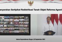 Presiden Joko Widodo menyerahkan Sertifikat Redistribusi Tanah Objek Reforma Agraria [TORA] kepada sebanyak 124.120 penerima, Rabu (22/09/2021) siang, di Istana Kepresidenan Bogor, Jabar. [Sumber: Tangkapan Layar YouTube Sekretariat Presiden]