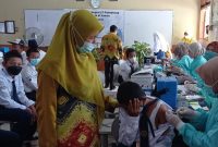 SMP Negeri 17 Palembang yang berlokasi di jalan Padang Selasa menggelar vaksinasi bagi siswa siswinya, Kamis [23/9].