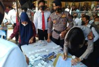 Polda Sumsel melakukan tes urine bagi personelnya secara mendadak usai pelaksanaan Apel Pagi, Senin [27/9].