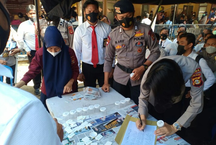 Polda Sumsel melakukan tes urine bagi personelnya secara mendadak usai pelaksanaan Apel Pagi, Senin [27/9].