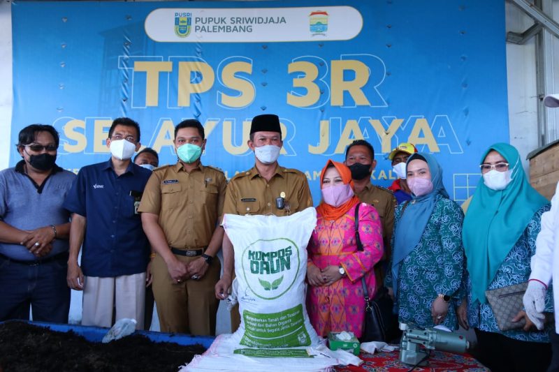 Walikota Palembang H Harnojoyo mengunjungi tempat pembuangan sampah 'Reduce, Reuse, Recycle' [TPS 3R] Selayur Jaya binaan PT Pusri untuk melakukan pengemasan perdana pupuk organik di Kelurahan Selayur, Kecamatan kalidoni, Palembang, Selasa [28/9].