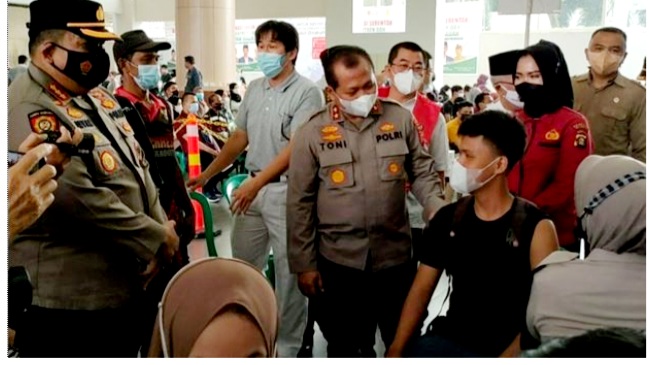 Kapolda Sumsel Irjen Pol Toni Harmanto SH saat meninjau vaksinasi.