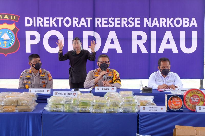 Polda Riau dan jajaran serta instansi terkait berhasil menggagalkan peredaran narkotika sebanyak 117 kilogram sabu dan 1.000 pil ekstasi dari 7 jaringan Malaysia