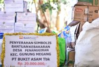 PT Bukit Asam Tbk menyalurkan santunan bagi korban kebakaran di desa Penanggiran, Kabupaten Muara Enim sebesar Rp20 juta