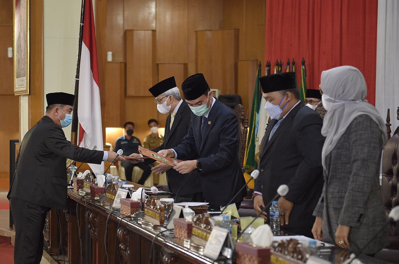 Rapat Paripurna XXXV [35] dengan agenda Penyampaian Laporan Hasil Pelaksanaan Reses Tahap II bagi Pimpinan dan Anggota DPRD Provinsi Sumatera Selatan, yang dipimpin oleh Wakil Ketua DPRD Sumsel H Muchendi M SE, bersama HM Giri Ramanda N Kiemas SE MM dan Kartika Sandra Desi SH serta dihadiri Wakil Gubernur Sumsel Ir H Mawardi Yahya Serta Pimpinan OPD, Tamu undangan, baik secara langsung maupun virtual.