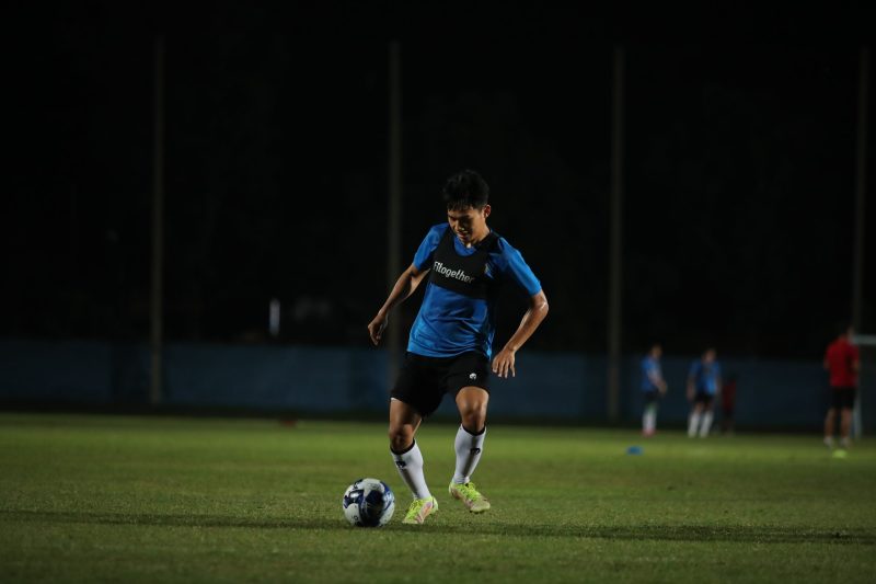 Timnas Indonesia terus mengasah permainan pada latihan Sabtu (9/10) malam di Chang Training Ground Buriram, Thailand.