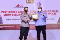 Polri bekerja sama dengan Konfederasi Serikat Pekerja Seluruh Indonesia (KSPSI) membagikan 8.000 paket sembako