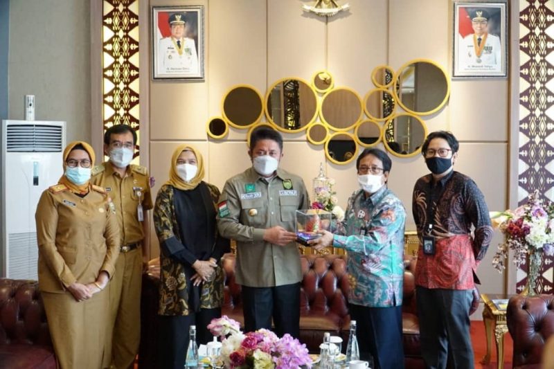 Gubernur Sumsel H Herman Deru menerima audiensi Kepala Badan Standardisasi Nasional (BSN), Kukuh S Achmad di di ruang VIP Room Bandara Sultan Mahmud Badaruddin II Palembang, Senin [18/10].