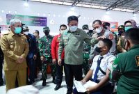 Dalam program vaksinasi COVID-19 untuk masyarakat Provinsi Sumsel melalui kegiatan keroyok vaksin COVID-19 tersebut ditandai dengan pembagian 100 ribu vaksin oleh Gubernur kepada Kapolda Sumsel dan Bupati/Walikota se- Provinsi Sumsel yang secara simbolis diterima Bupati OKI H Iskandar SE yang dipusatkan di lapangan PSHT Kecamatan Lempuing Kabupaten OKI, Senin [18/10] siang.