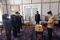 Pengambilan sumpah tersebut dipimpin langsung oleh Wali Kota Palembang H Harnojoyo di rumah Dinas Walikota, Jalan Tasik, Palembang, Selasa [5/10].