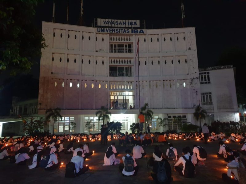 BEM Universitas IBA mengadakan renungan suci memperingati Tragedi meninggalnya salah satu mahasiswa bernama Meyer dari UIBA Palembang, Selasa malam [5/10/2021].