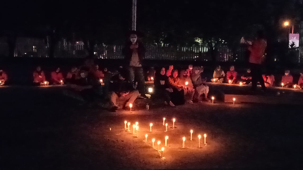 BEM Universitas IBA mengadakan renungan suci memperingati Tragedi meninggalnya salah satu mahasiswa bernama Meyer dari UIBA Palembang, Selasa malam [5/10/2021].