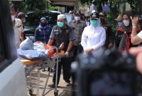 Walikota Palembang, Fitrianti Agustinda membawa Andre Saputra, korban tersengat listrik ke Rumah Sakit Bari Palembang guna mendapatkan perawatan terhadap luka bakar yang dideritanya