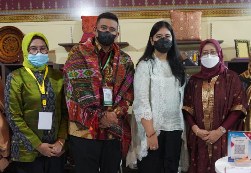 Stan pameran Sumsel berhasil mencuri perhatian putri Presiden RI, Kahiyang Ayu Jokowi yang tidak lain merupakan istri Walikota Medan Bobby Nasution. 