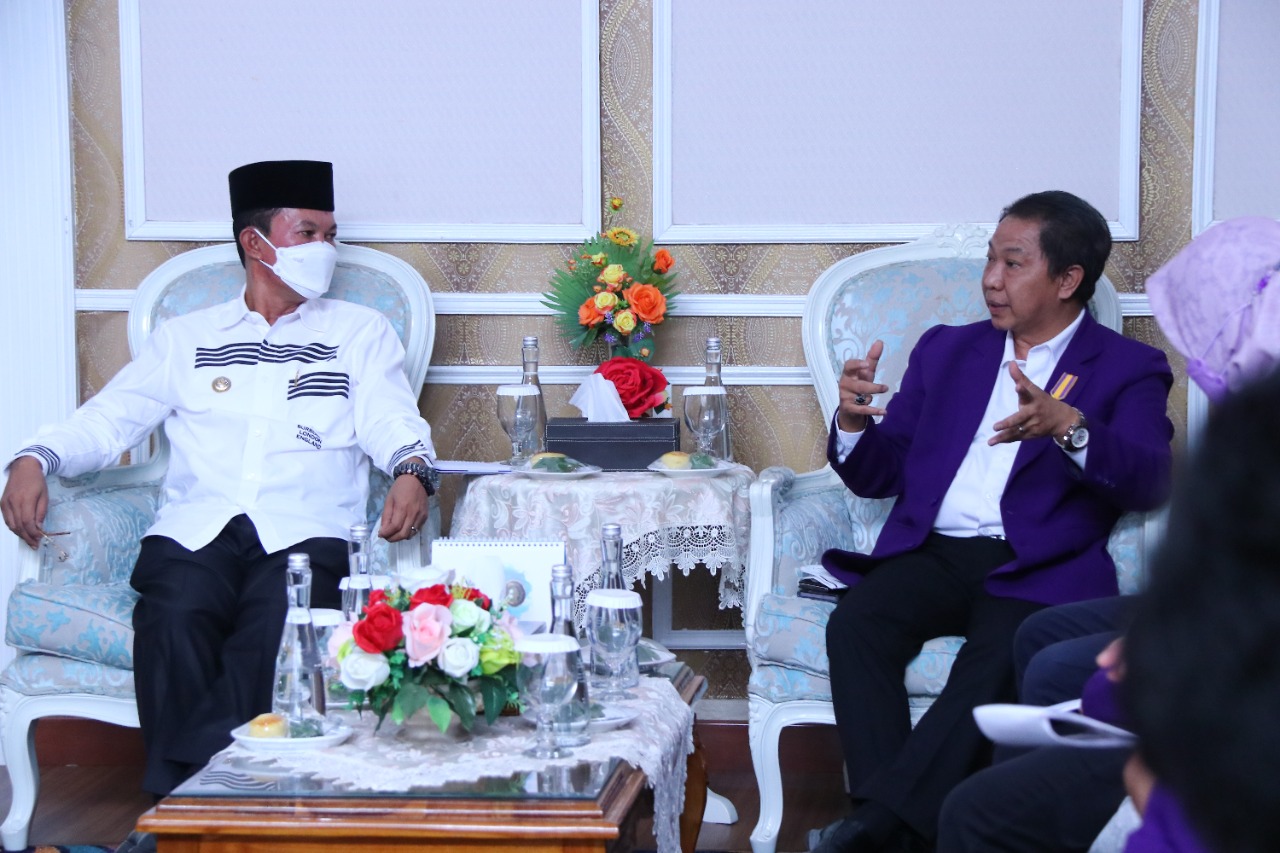 Ketua PB PDHI DR Drh M Munawarah MM Rabu [14/10/2021] bertemu dengan Walikota Palembang H Harnojoyo.