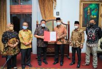 Gubernur Sumsel H Herman Deru, Minggu (17/10/2021) malam secara resmi menyerahkan Surat Keputusan Pelaksana Tugas [SK Plt] Bupati kepada Wakil Bupati Muba Beni Hernedi SIP.