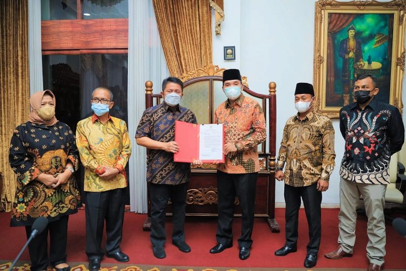 Gubernur Sumsel H Herman Deru, Minggu (17/10/2021) malam secara resmi menyerahkan Surat Keputusan Pelaksana Tugas [SK Plt] Bupati kepada Wakil Bupati Muba Beni Hernedi SIP.