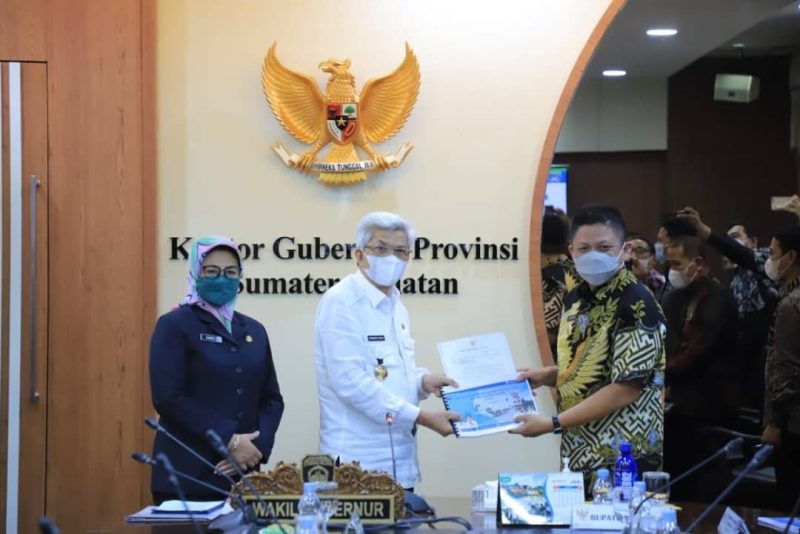 Wagub Sumsel H Mawardi Yahya paparan usulan pembangunan strategis dari Pemkab OKU Timur dan Pemkab Muratara, di ruang rapat Gubernur Sumsel, Kamis [21/10].