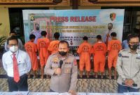 Kapolda Sumsel Irjen Pol Toni Harmanto didampingi Direktur Ditreskrimsus Kombes Pol Barly Ramadhany, Kasubbid Mulmed Kompol Sukarminto SH MH dan Kasubdit IV Rahmat Sihotang, dalam jumpa pers terkait penangkapan dan penutupan ilegal drilling, Kamis [7/10].