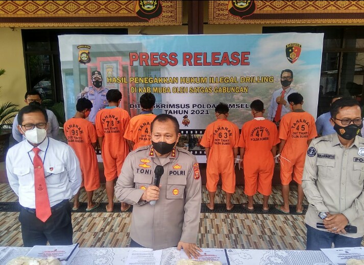 Kapolda Sumsel Irjen Pol Toni Harmanto didampingi Direktur Ditreskrimsus Kombes Pol Barly Ramadhany, Kasubbid Mulmed Kompol Sukarminto SH MH dan Kasubdit IV Rahmat Sihotang, dalam jumpa pers terkait penangkapan dan penutupan ilegal drilling, Kamis [7/10].