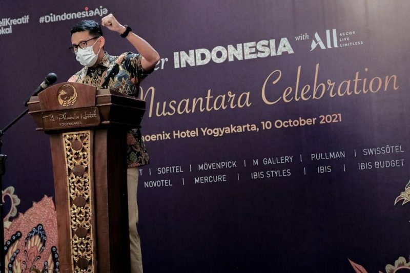 Menteri Pariwisata dan Ekonomi Kreatif/Kepala Badan Pariwisata dan Ekonomi Kreatif Sandiaga Salahuddin Uno menginginkan agar batik menjadi simbol kebangkitan ekonomi di sektor ekonomi kreatif terutama subsektor fesyen.