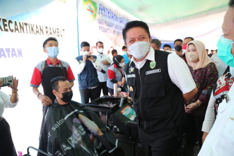 Gubernur Sumatera Selatan H Herman Deru secara resmi menutup pelatihan Kewirausahaan yang dipusatkan di Kantor UPTD Balai Latihan Kerja Pengembangan Produktivitas dan Keterampilan Transmigrasi [BLKPPKT] Prov Sumsel, Rabu  [13/10].