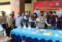 Direktorat Reserse Narkoba Kepolisian Daerah Sumatera Selatan [Ditresnarkoba Polda Sumsel] musnahkan 3,1 Kilogram sabu dengan cara diblender di halaman Ditresnarkoba Polda Sumsel, Kamis (14/10).