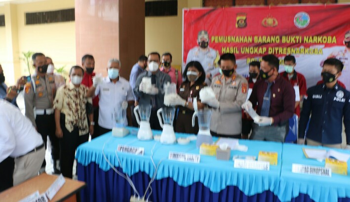 Direktorat Reserse Narkoba Kepolisian Daerah Sumatera Selatan [Ditresnarkoba Polda Sumsel] musnahkan 3,1 Kilogram sabu dengan cara diblender di halaman Ditresnarkoba Polda Sumsel, Kamis (14/10).