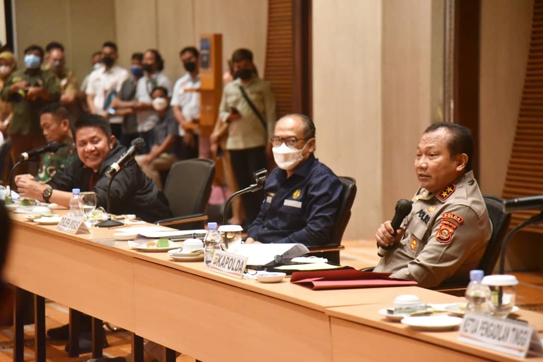Rapat koordinasi penanganan aktivitas pengeboran liar sumur minyak bumi oleh masyarakat di Provinsi Sumsel dan mekanisme dan persyaratan dalam rancangan peraturan Menteri ESDM tentang tata cara pengusahaan dan Pemroduksian Minyak Bumi Pada Sumur Minyak yang dikelola masyarakat sekitar yang digelar Polda Sumsel di Hotel Novotel, Selasa [19/10].