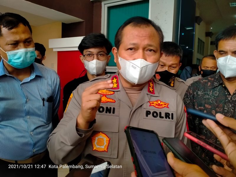 Kapolda Sumsel Irjen Pol Drs Toni Harmanto MH saat memberi keterangan kepada Wartawan