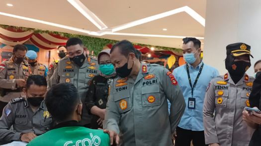 Kapolda Sumatera Selatan, Irjen Pol Toni Harmanto meninjau lokasi vaksinasi Covid-19 di Palembang Indah Mall