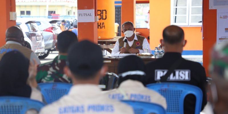 Kepala BNPB menyapa dan memberikan semangat, dukungan serta berterima kasih kepada para relawan dari 9 organisasi, perwakilan TNI, POLRI dan BPBD di posko subsatgas kabupaten Mimika