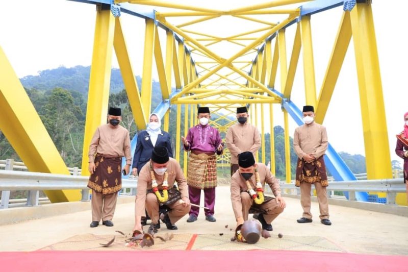 Gubernur Sumsel H Herman Deru didampingi Walikota Lubuklinggau, H Prana Putra Sohe meresmikan Jembatan Bukit Sulap Lingkar Barat yang terletak di Kelurahan Tapak Lebar Kecamatan Lubuklinggau Barat II Kota Lubuklinggau, Minggu [17/10].