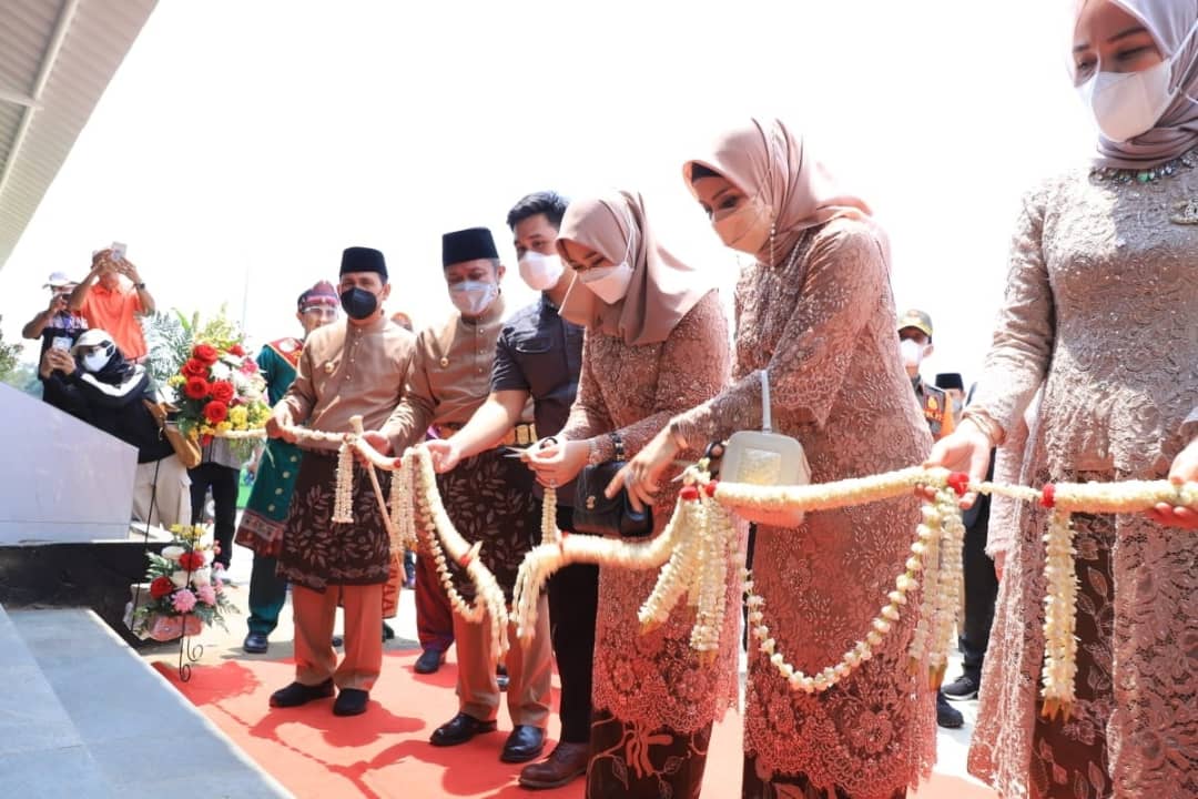 Ketu TP PKK Sumsel Hj Febrita Deru didampingi Gubernur Sumsel H Herman Deru melakukan pemotongan pita sebagai tanda diresmikannya  Driving Range Lapangan Golf Kelurahan Batu Urip Kota Lubuklinggau, Minggu [17/10]