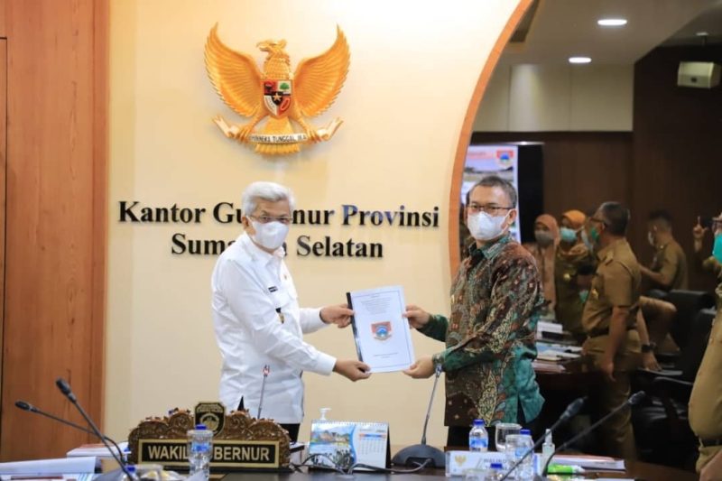 Wakil Gubernur Sumsel Ir H Mawardi Yahya menerima kunjungan Wali Kota Pagar Alam, Alfian Maskoni terkait dengan usulan pembangunan infrastruktur serta sarana dan prasarana strategis di Tahun Anggaran 2022 di ruang Rapat Gubernur, Senin [18/10],