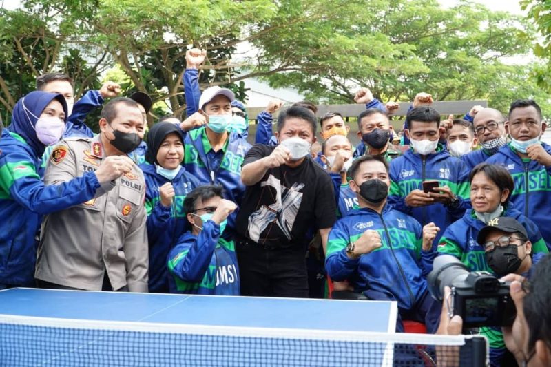 Gubernur Sumsel H Herman Deru melepas 96 atlet disabilitas yang tergabung dalam National Paralympic Commitee Indonesia [NPCI] Provinsi Sumatera Selatan menuju Papua untuk mengikuti Pekan Paralimpik Nasional [Peparnas] XVI di Papua.